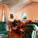 쁘띠 팔레 데 차르메 호텔 4*